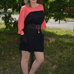 Rochie moderna, cu decolteu rotund, negru-corai