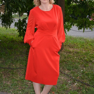 Rochie rafinata, de culoare rosu, maneca lunga, centura in talie