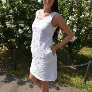 Rochie trendy cu croi lejer, design floral, realist, pe fond alb