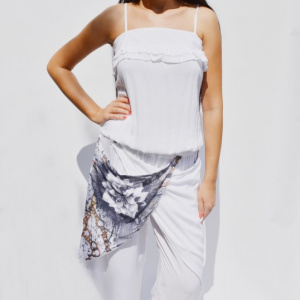 Salopeta cu design deosebit, de culoare alba cu bleumarin