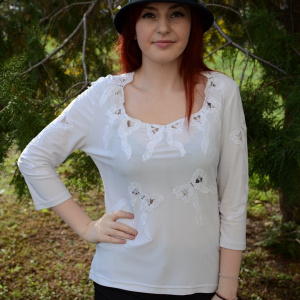 Bluza de ocazie, de culoare alba, cu design de fundite de dantela