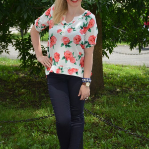 Bluza deosebita de primavara-vara, alba cu design floral corai