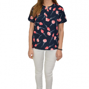 Bluza Gabriela, cu design de flori roz, pe fundal bleumarin