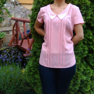Bluza subtire, roz, cu rever ascutit si model de fronseuri