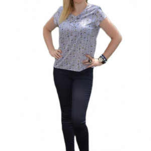 Bluza vaporoasa de zi, de culoare mov cu imprimeu modern
