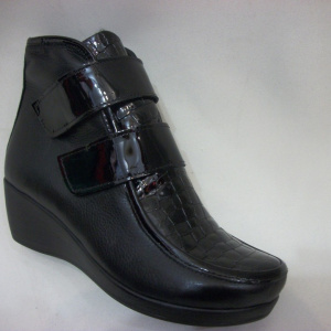 Botina casual, neagra, ce se inchide, cu doua clapete din lac