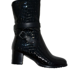 Botina lunga, culoare neagra, cu aspect lucios si design de curele