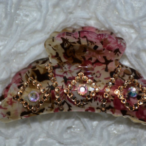 Cleste chic si rafinat cu design floral si cristale colorate aplicate