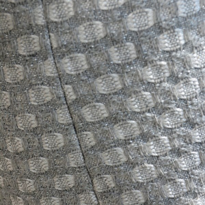 Costum de ocazie, gri deschis, material lucios cu design de blanita