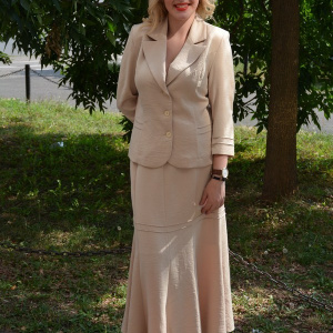 Costum elegant , de culoare bej, dintr-un material rafinat