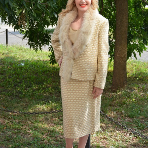 Costum elegant de toamna-iarna, bej, sacou cu guler din blanita