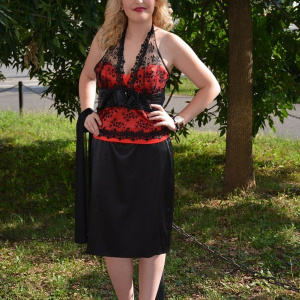 Costum elegant, doua piese, cu corset rosu din saten cu dantela