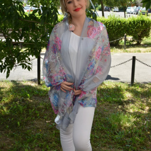 Esarfa fina matase-vascoza, nuanta gri, design cu flori colorate