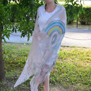 Esarfa moderna cu imprimeu multicolor pe fond bej, din vascoza