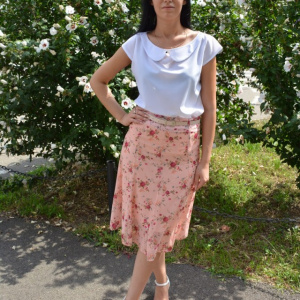 Fusta lejera, midi, nuanta piersica, cu imprimeu floral multicolor