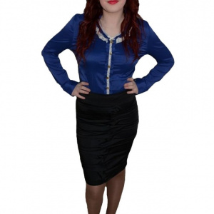 Fusta tinereasca, neagra, din saten si are betelie lata in talie