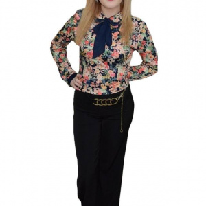 Pantalon elegant, de culoare neagra, dispune de un croilarg, tip fusta