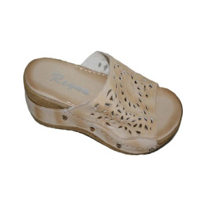 Papuc confortabil in culoare de bej, design cu aspect de dantela