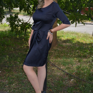Rochie bleumarin, din saten, cambrata pe silueta