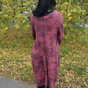 Rochie chic din material tricotat cu imprimeu pe fond marsala
