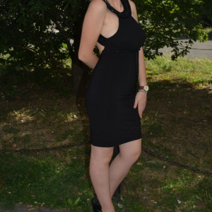 Rochie cu spatele in forma de x, de culoare neagra