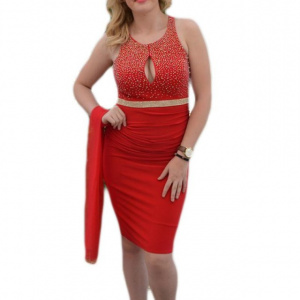 Rochie de gala rosie decorata cu strasuri si margele aurii