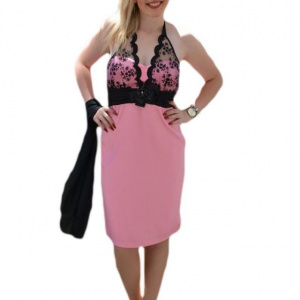 Rochie de gala scurta, un roz placut cu insertii din dantela ca design