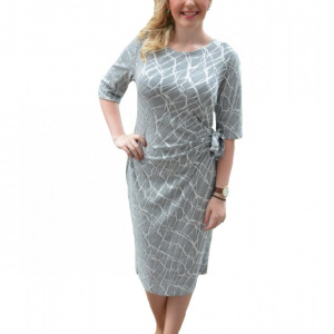 Rochie de zi simpla, cu imprimeu geometric cu alb, pe fundal gri