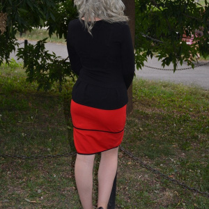 Rochie deosebita, bicolora negru-rosu, cu nasturi decorativi