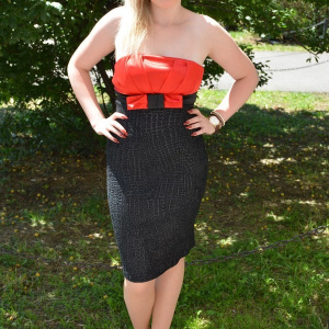 Rochie fina , cambrata pe corp, de culoare negru-rosu