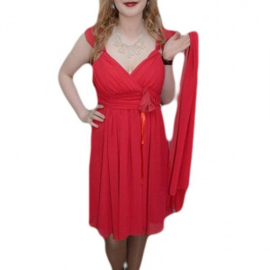 Rochie in nuanta de rosu, bretele interesante, floare aplicata