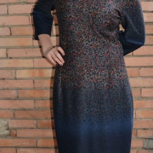 Rochie lejera cu croiala simpla, nuanta bleumarin cu design colorat