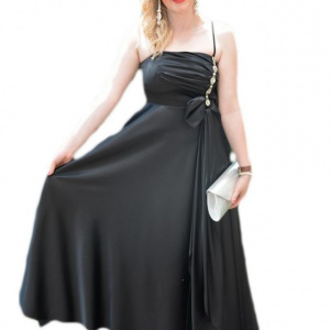 Rochie lunga, accesorizata cu o fundita si cristale