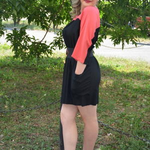 Rochie moderna, cu decolteu rotund, negru-corai