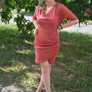 Rochie originala, de culoare plamanie, decolteu cazut