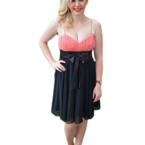 Rochie rafinata , de culoare neagra ,cu top corai