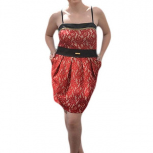 Rochie rafinata de seara, din dantela rosie pe fond bej, model scurt