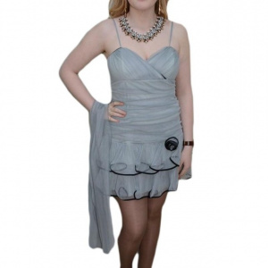Rochie scurta de gala, nuanta de gri, voal rafinat, fermoar chic