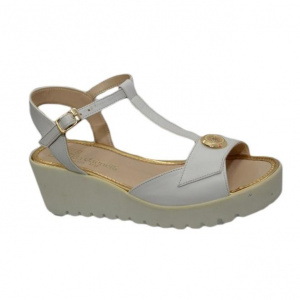 Sanda tinereasca cu design deosebit, nuanta alba, talpa plina
