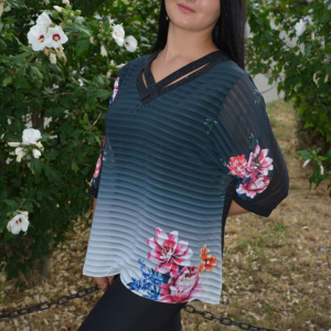 Bluza casual-elegant cu design de flori si dungi pe fond negru