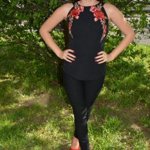 Bluza chic de ocazie, cu design de flori brodate pe fond negru