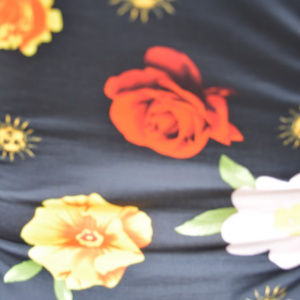Bluza lejera de culoare neagra cu design de flori viu colorate