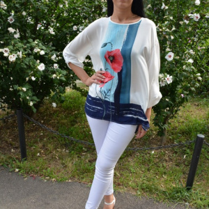 Bluza moderna, tinereasca, alba cu model floral rosu-bleumarin