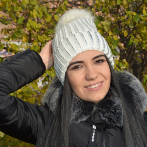Caciula fashion de culoare alba cu design argintiu aplicat