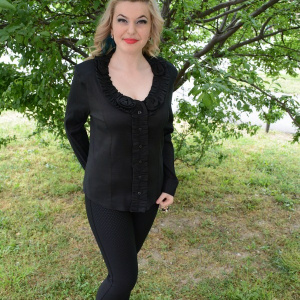 Camasa eleganta de culoare neagra, design de fodre si flori