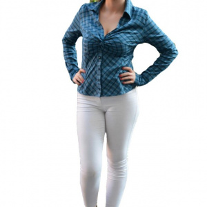 Camasa sub bust cu fronseuri si design de carouri bleumarin-negru