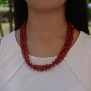 Colier chic cu cristale si perle albe si modern cu aspect metalic , negru,maro