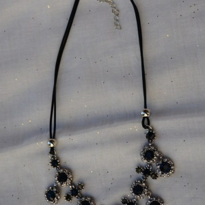 Colier rafinat cu cristale bleumarin-albe aranjate in forme florale