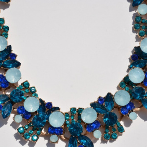 Colier trendy cu design elegant din strasuri si cristale colorate