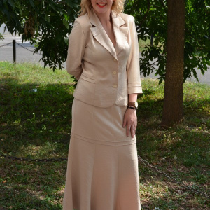 Costum elegant , de culoare bej, dintr-un material rafinat